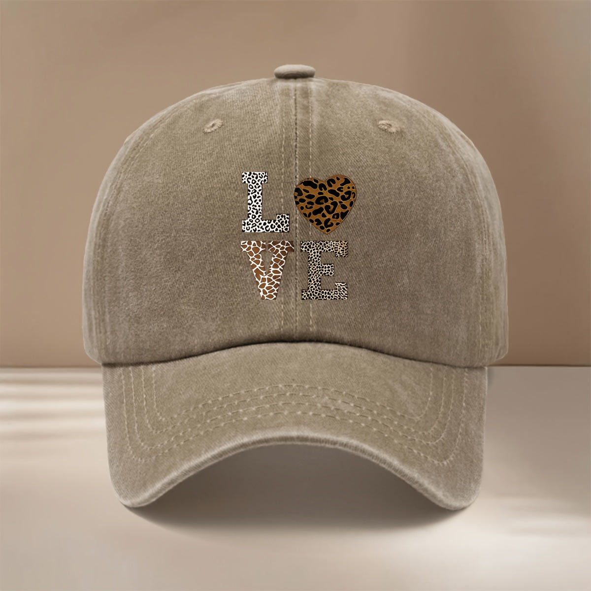 This Is a Leopard Print LOVE Pattern Baseball Cap, Fashionable And Comfortable Adjustable Size Duckbill Hat, Unisex Individual Easy Curved Brim Cap for Outdoor Sports, Dining, Camping, And Casual Wear