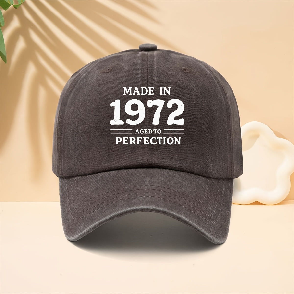 A Printed White Letter And Number 1972 Pattern Baseball Cap, Unisex Couple Style, Casual Hat for Check-Ins And Photos, Curved Brim, Washed And Distressed Duckbill Cap